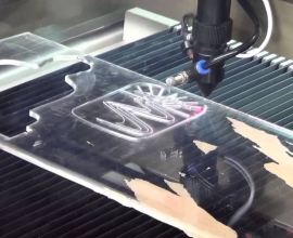 Công nghệ laser được sử dụng cắt chữ mica như thế nào? 